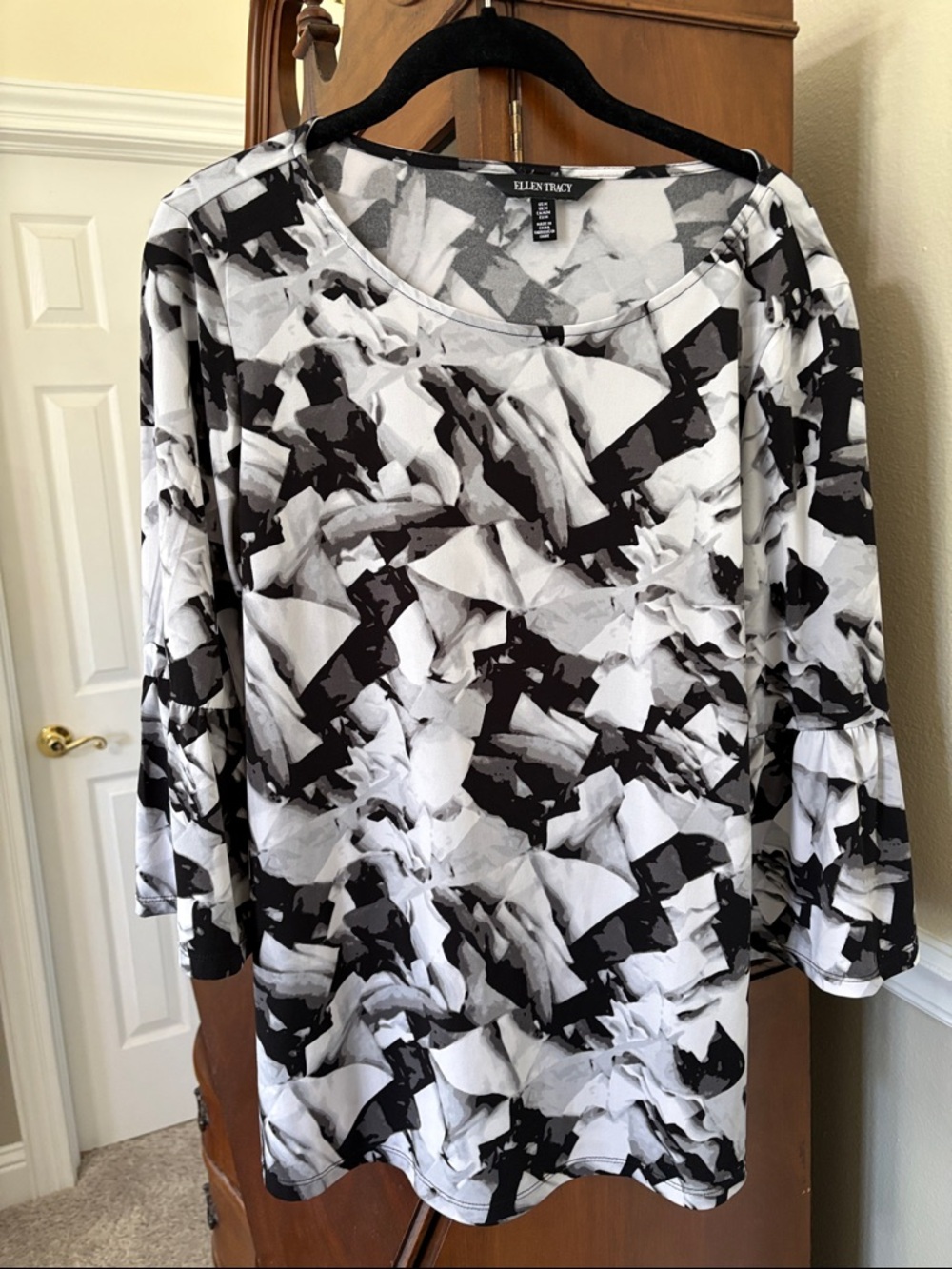 *Ellen Tracy Black Grey White Geometric Abstract Print Ruffle Bell Sleeve Top